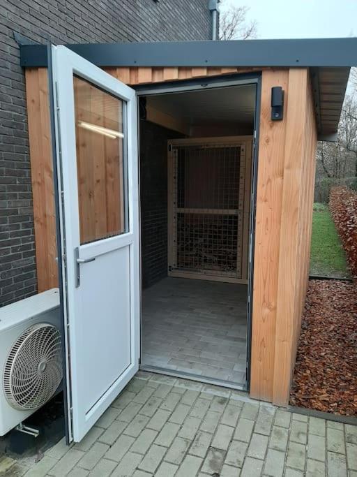 Vakantiehuis Eikzicht Gelegen Aan Het Bos Elsloo  Exterior photo