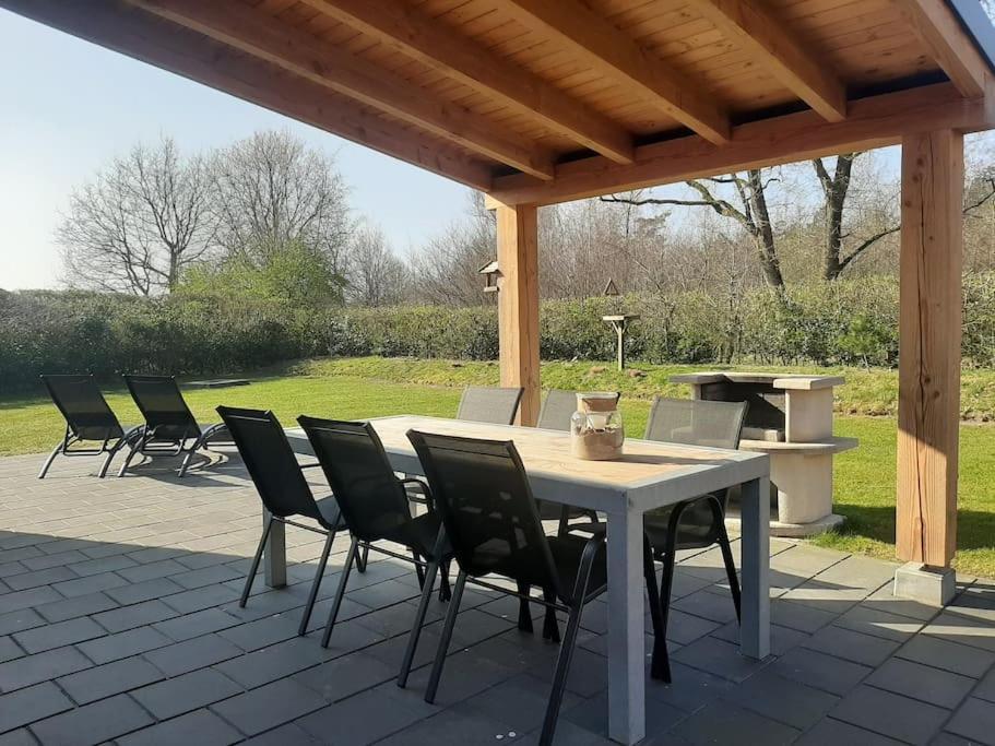 Vakantiehuis Eikzicht Gelegen Aan Het Bos Elsloo  Exterior photo